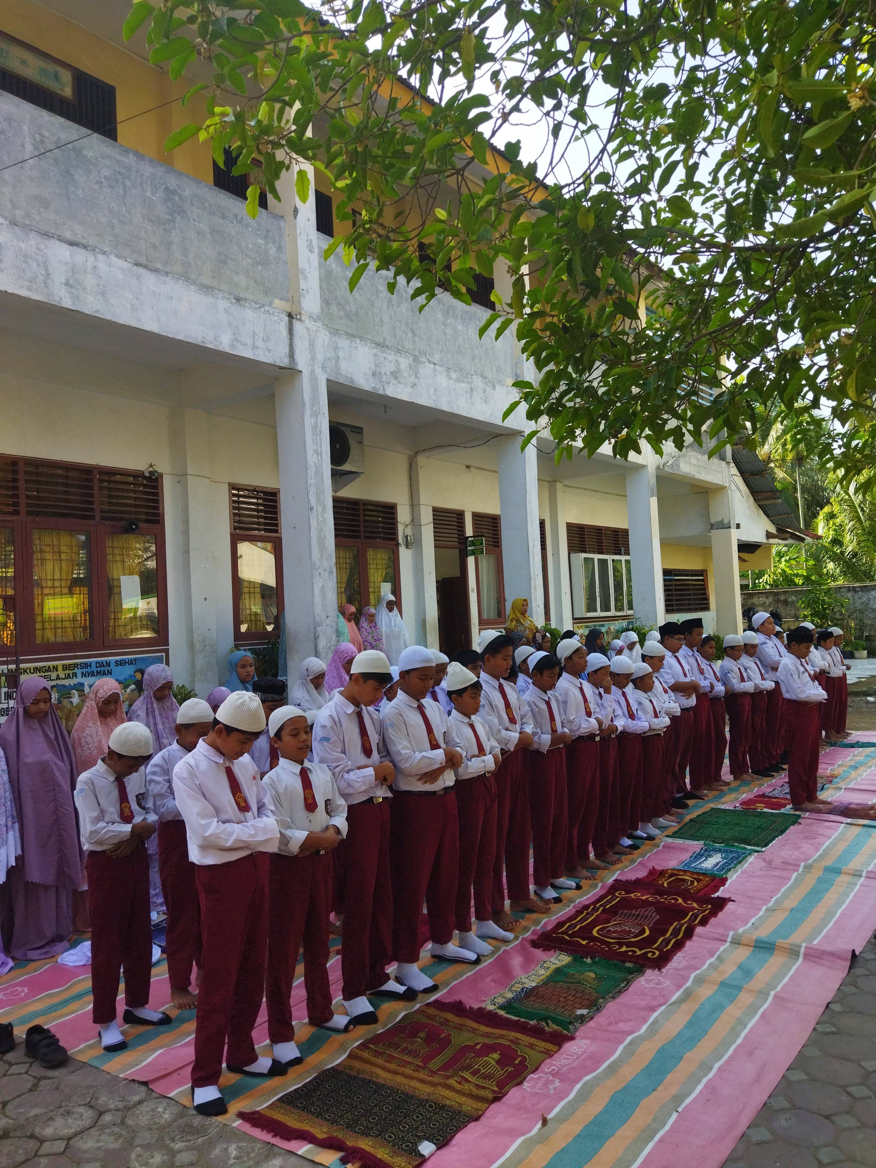 KEGIATAN BULAN SUCI RAMADHAN I MELAKSANAKAN SHOLAT DHUHA SD NEGERI 9 BANDA ACEHDAN TADARUS