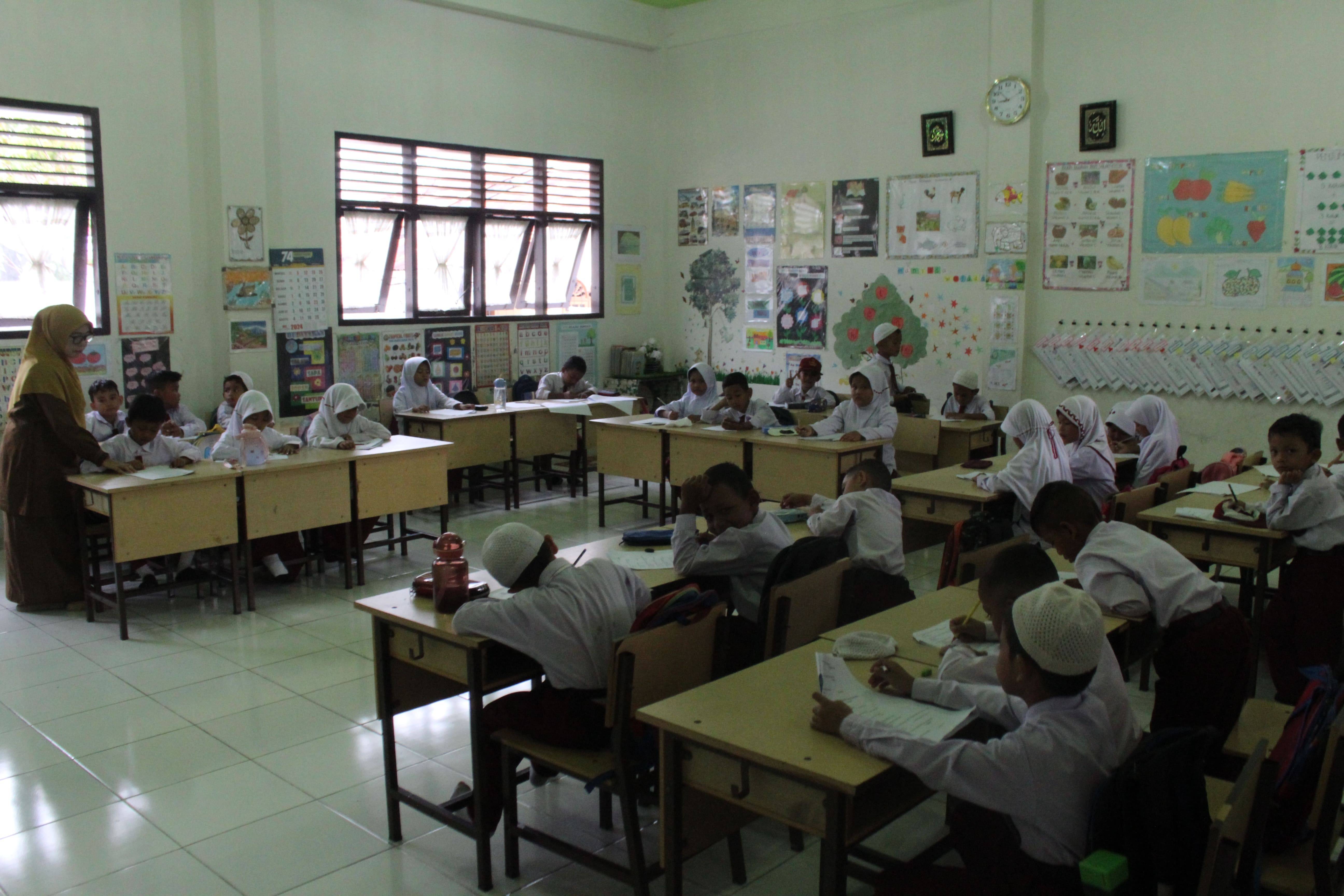 PELAKSANAAN UJIAN AKHIR SEKOLAH SISWA KELAS 1-5 SD NEGERI 9 BANDA ACEH
